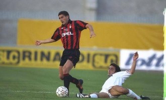 欧冠决赛上梅开二度，改制后8人做到，梅西无缘，因扎吉复仇红军