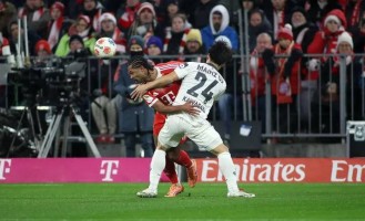 欧冠6冠王惊险保分，拜仁85%控球狂轰24脚，创造52年德甲神迹